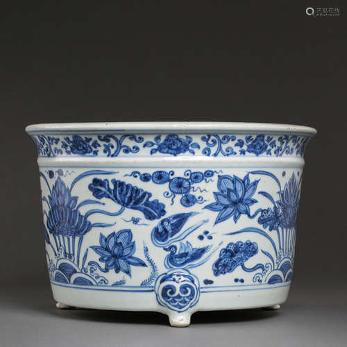 BLUE AND WHITE TRIPOD BASIN, QING DYNASTY, CHINA