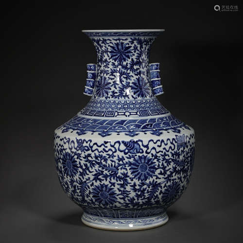 A LARGE BLUE AND WHITE DOUBLE EARED VASE, QIANLONG PERIOD, Q...