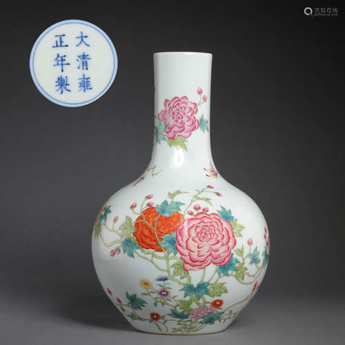 A LONG NECKED VASE WITH FLORAL PATTERN, YONGZHENG PERIOD, QI...