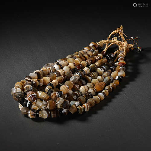 A SET OF PERSIAN CULTURE AGATE COLOR CHAIN