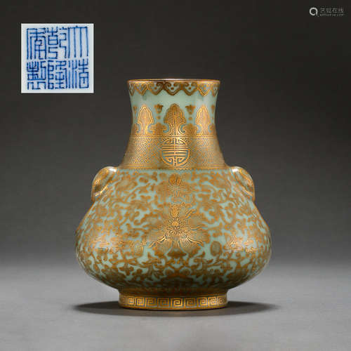 CHINESE LONG NECKED VASE WITH GOLD DESIGN, QIANLONG PERIOD, ...