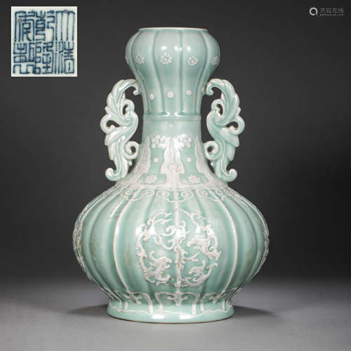 DOUBLE EAR GARLIC VASE, QIANLONG PERIOD, QING DYNASTY, CHINA