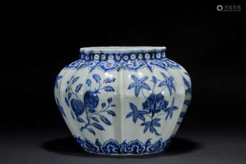 Big pot of blue and white flowers in Ming Dynasty