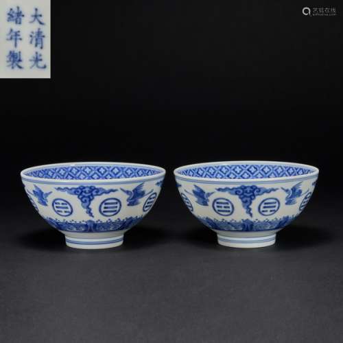 A large bowl of blue and white flowers in the Qing Dynasty