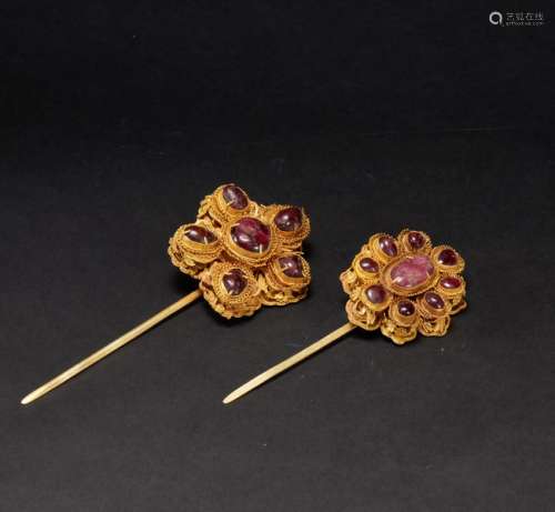 Gold hairpin inlaid with gems in the Qing Dynasty