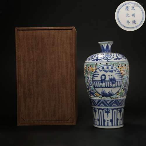 Blue and white hollow plum vase in Qing Dynasty