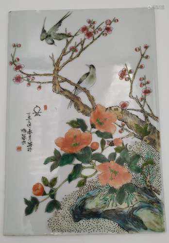 FAMILLE ROSE PLAQUE 20TH CENTURY painted with two magpies on...