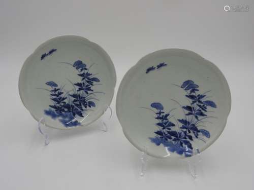 PAIR OF IMARI BLUE AND WHITE ROBED DISHES 18TH CENTURY paint...