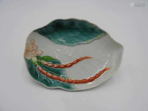 KAKIEMON ENAMELLED DISH 17TH/18TH CENTURY leaf shaped dish w...