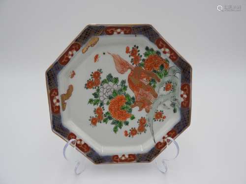 IMARI ENAMELLED OCTAGONAL DISH 18TH CENTURY depicts a gold e...