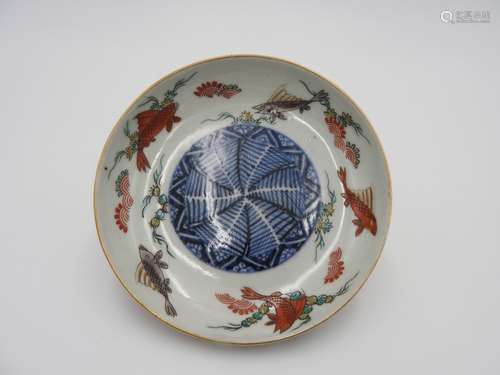 SMALL IMARI ENAMELLED DISH 18TH CENTURY painter in underglaz...