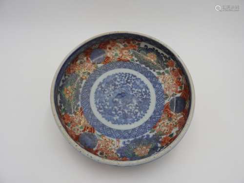 IMARI ENAMELLED BOWL 19TH CENTURY painted in the interior wi...