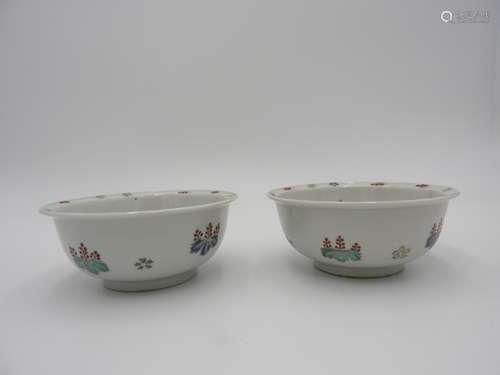 PAIR OF JAPANESE KAKIEMON BOWLS  EDO PERIOD  the deep r...