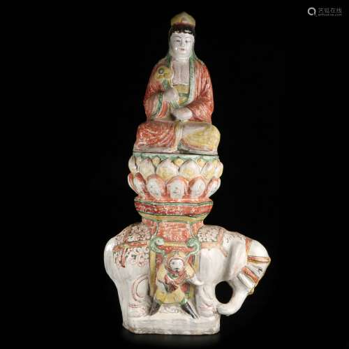 chinese red-green enamelled porcelain figure