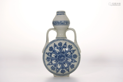 A Blue and White Double Gourds Vase Xuande Mark