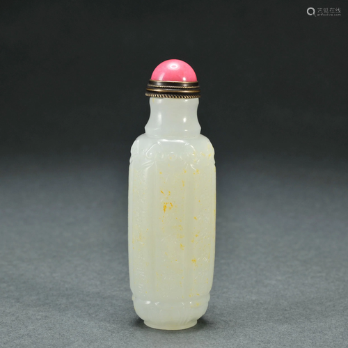 A Carved White Jade Snuff Bottle