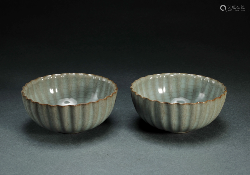Pair Guan-ware Bowls