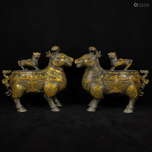 A pair of bronze and gold beasts in the Warring States