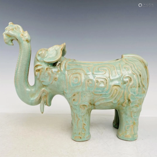 Ru porcelain elephant statue, height 25 cm, diameter 28