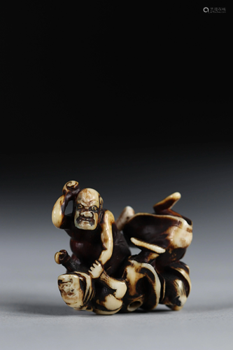 Netsuke carved - a fight scene. Japan Meiji 19th