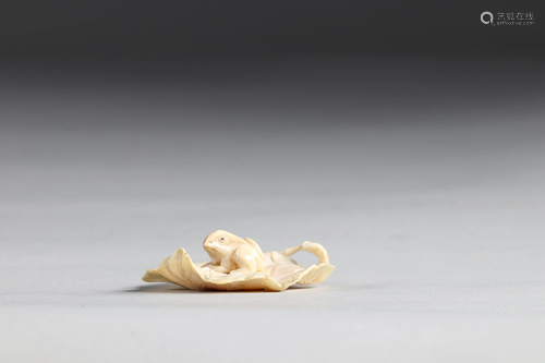 Netsuke / Okimono carved - a frog on a leaf. JApon