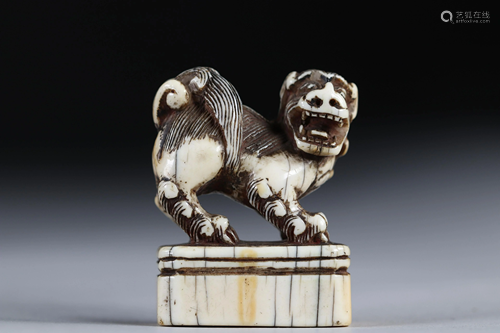 Netsuke / Okimono carved - a dog. Japan Meiji 19th