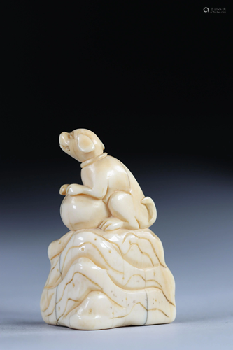 Netsuke carved - a dog on a rock. Japan Edo / Meiji