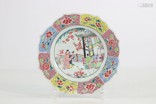 China famille rose plate with a beautiful decoration of