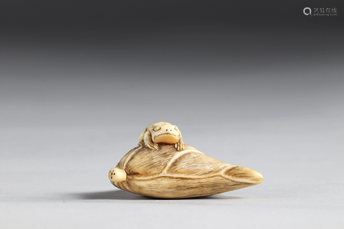 Netsuke carved - a frog on a leaf. Japan Meiji 19th