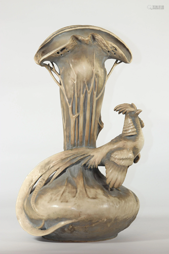 Imposing vase decorated with a royal pheasant circa