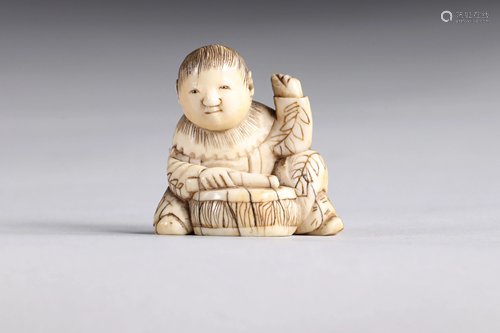 Netsuke / Okimono carved - a musician. Japan Meiji 19th