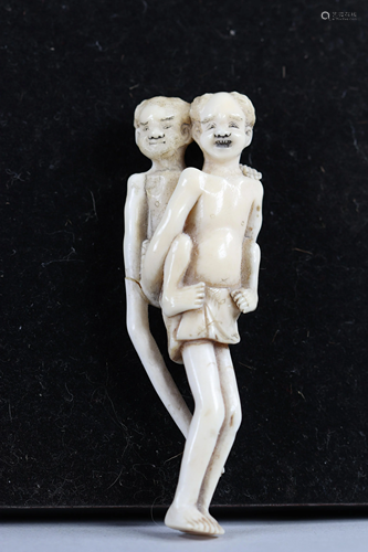 Netsuke carved - 2 caricature figures - long arms.