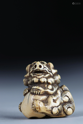 Netsuke carved - a ShiShi on a ball. Japan Edo period