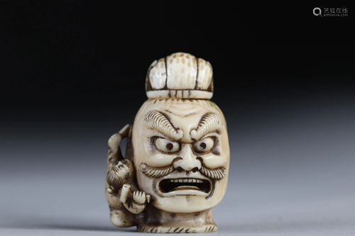 Netsuke / Okimono carved - a scaled samurai head. Japan