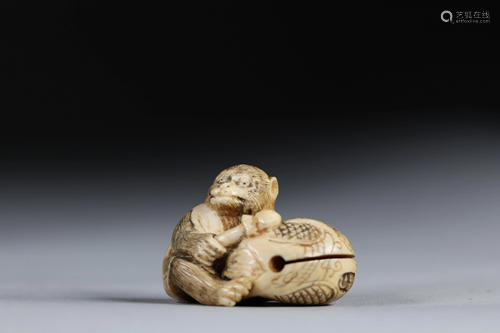 Netsuke carved - a musician monkey. Japan Meiji period