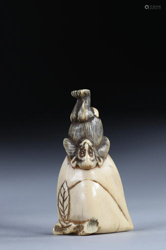 Netsuke carved - a sign bearing a fruit. Japan Edo