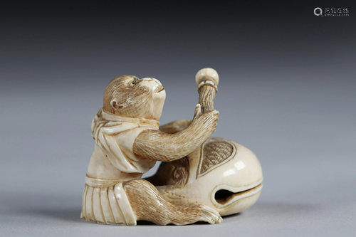 Netsuke carved - a musician sign. Japan Meiji period