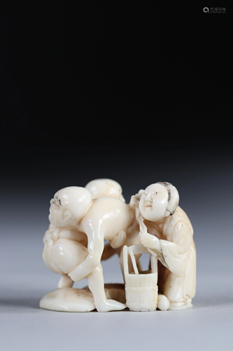 Netsuke carved - a wrestling scene. Japan Meiji period