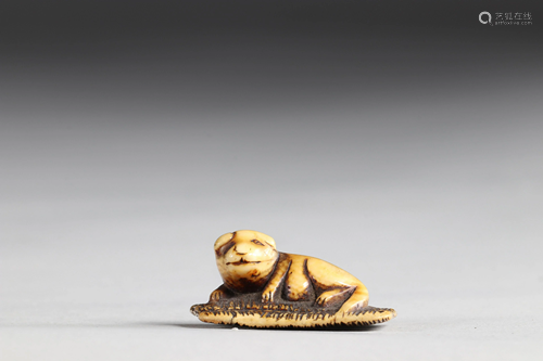 Netsuke carved - a lying dog. Japan Edo period