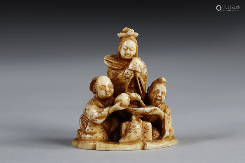 Netsuke carved - 3 figures. Japan Meiji period around