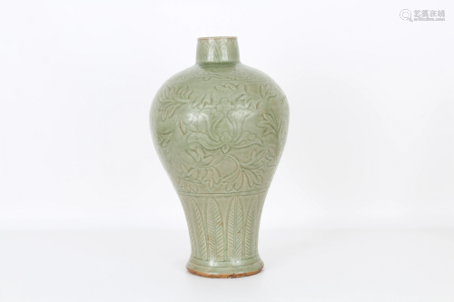 Chinese Early Ming Longquan Meiping Vase