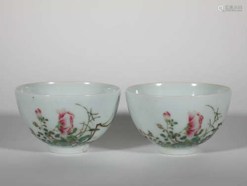 Yongzheng Period - A Pair of Bowls with Flower Patterns