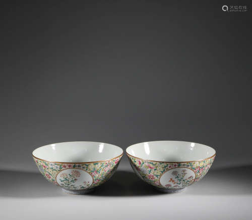 Qing Dynasty - A pair of Famille Rose Bowls with Flower Patt...