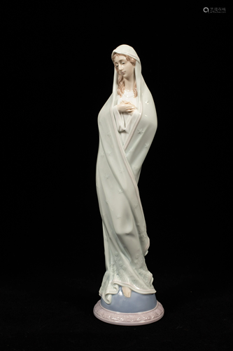 LLADRO PORCELAIN MADONNA, H 14