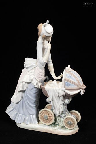 LLADRO FEMALE FIGURINE H 13