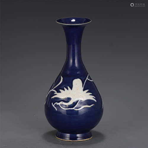 A CHINESE BLUE GLAZED PORCELAIN VASE