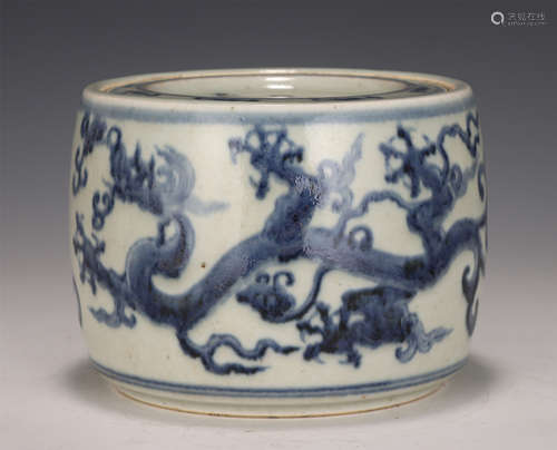 A CHINESE BLUE AND WHITE PORCELAIN JAR