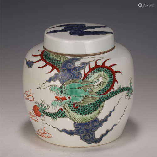 A CHINESE BLUE AND WHITE WUCAI PORCELAIN LIDDED JAR