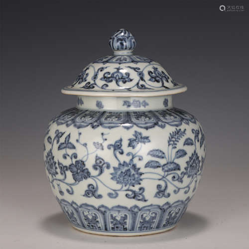 A CHINESE BLUE AND WHITE PORCELAIN LIDDED JAR