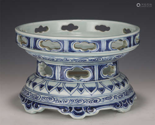 A CHINESE BLUE AND WHITE PORCELAIN BASIN PEDESTAL